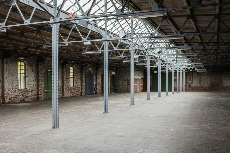 Warehouse/Workshop with steel support beams and structures